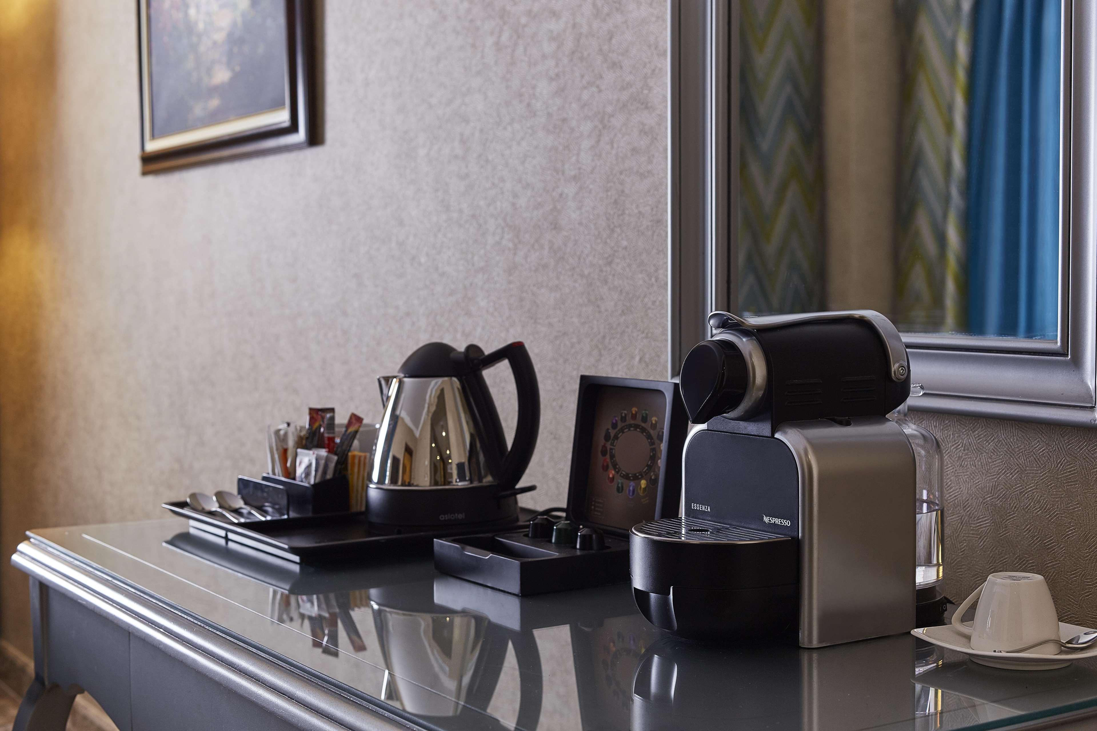 فندق هيلتون الإسكندرية كورنيش المظهر الخارجي الصورة A Nespresso machine in a hotel room