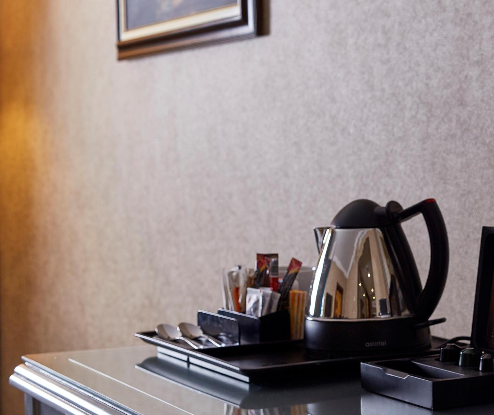 فندق هيلتون الإسكندرية كورنيش المظهر الخارجي الصورة A kettle with a selection of tea and coffee sachets